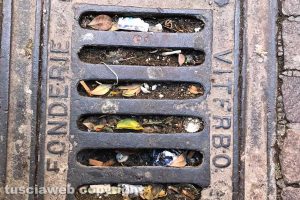 Viterbo - Tombino otturato in via degli Scalzi