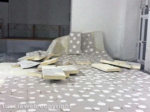 Orte - Crolla il controsoffitto della palestra della scuola elementare