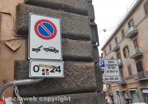 Viterbo - Segnale imbrattato da adesivi contro la città di Terni