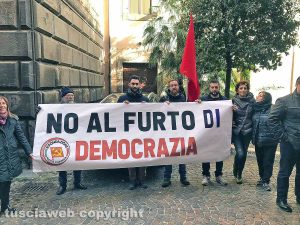 Viterbo - La protesta di Rifondazione comunista fuori da Palazzo Gentili