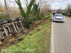 Il camion ribaltato sulla Bomarzese