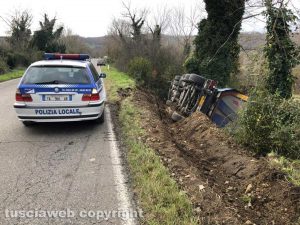 Il camion ribaltato sulla Bomarzese