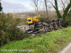 Il camion ribaltato sulla Bomarzese