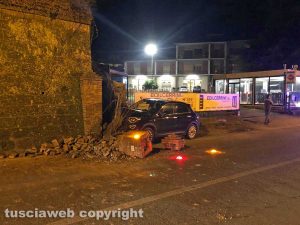 Acquapendente - Auto va sbattere contro un muro