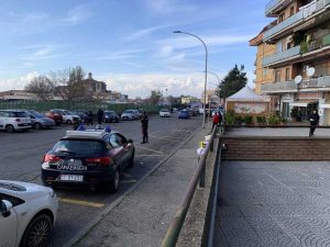 I carabinieri fuori alla scuola
