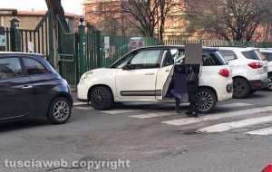 Viterbo - Sosta selvaggia davanti all’istituto Ellera