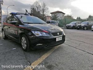 Carabinieri e polizia locale fuori alla scuola di via Cattaneo
