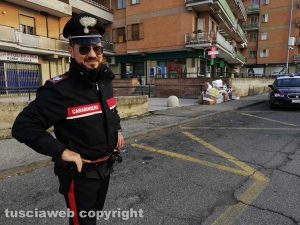 Carabinieri e polizia locale fuori alla scuola di via Cattaneo
