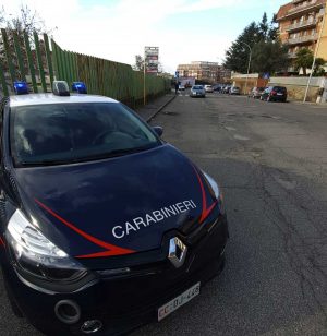 I carabinieri fuori alla scuola