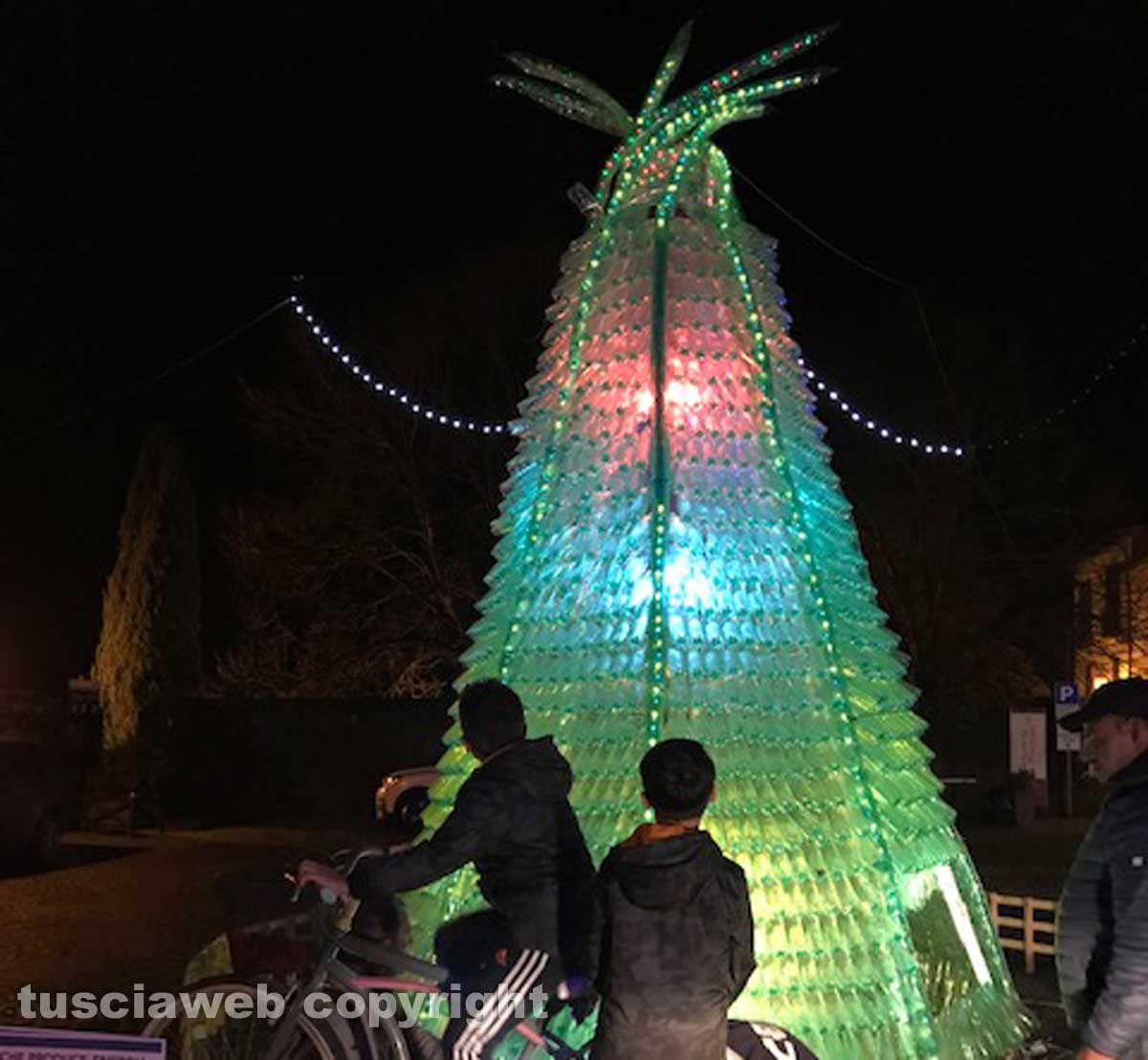 Albero Di Natale Con Bottiglie Di Plastica Per Bambini.Diecimila Bottiglie Di Plastica Per L Albero Di Natale A Pedali Di Tuscania Tusciaweb Eu