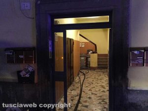 Viterbo - Incendio in appartamento in pieno centro, donna intossicata e palazzo evacuato