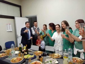 Il brindisi a mezzanotte del primario Nicolanti e del suo staff di Ostetricia a Belcolle