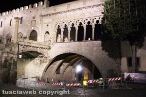 Viterbo - La loggia di Palazzo dei papi transennata