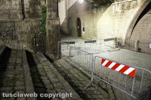 Viterbo - La loggia di Palazzo dei papi transennata