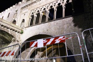 Viterbo - La loggia di Palazzo dei papi transennata
