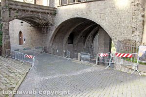 Viterbo - Le transenne della loggia spostate