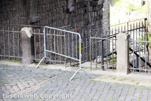 Viterbo - Le transenne della loggia spostate