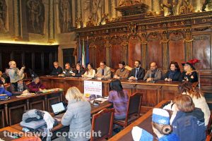Viterbo - La conferenza sulla calza della Befana più lunga del mondo