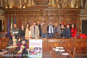 Viterbo - La conferenza sulla calza della Befana più lunga del mondo