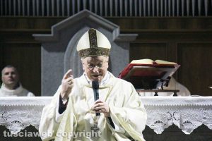 Viterbo - Il vescovo Lino Fumagalli durante l’omelia