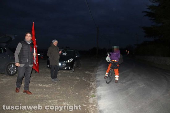 Viterbo - Il volantinaggio della Cgil a Castel d'Asso
