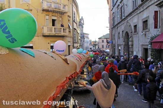 Viterbo - La calza della befana più lunga del mondo