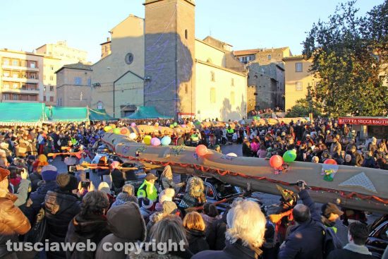 Viterbo - La calza della befana più lunga del mondo