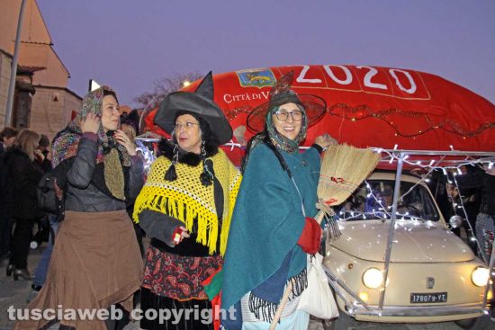 Viterbo - La calza della befana più lunga del mondo