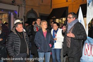 Viterbo - Il presidio di Non ce la beviamo a piazza delle Erbe