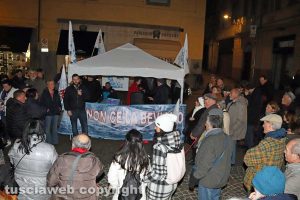 Viterbo - Il presidio di Non ce la beviamo a piazza delle Erbe