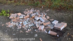 Montefiascone - I rifiuti edili abbandonati nella valle del lago