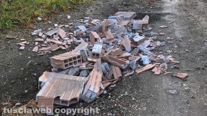 Montefiascone - I rifiuti edili abbandonati nella valle del lago