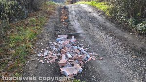Montefiascone - I rifiuti edili abbandonati nella valle del lago