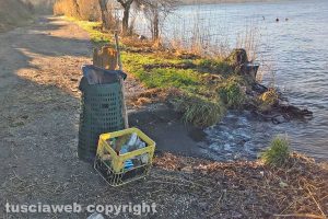 Montefiascone - I rifiuti sul lungolago