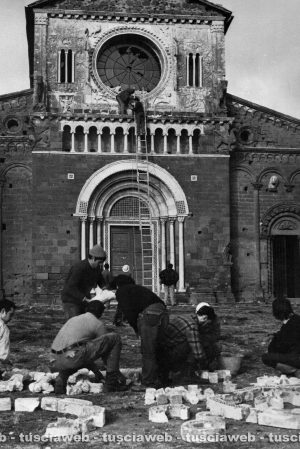 Tuscania - Terremoto a del 1971 - Facciata di San Pietro col rosone in frantumi