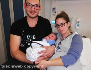 Alessandro Fallini, ultimo nato del 2019, con mamma e papà