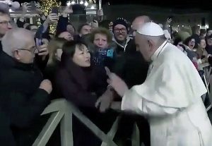 Roma - Papa Francesco strattonato da una fedele