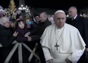 Roma - Papa Francesco strattonato da una fedele