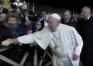 Roma - Papa Francesco strattonato da una fedele