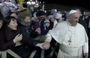 Roma - Papa Francesco strattonato da una fedele