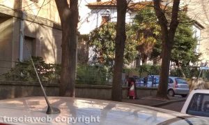 Viterbo - Uomo dà in escandescenze, interviene la polizia