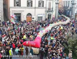 Viterbo - La calza della Befana più lunga del mondo 2020