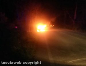Auto a fuoco sulla Castrense