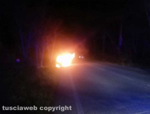Auto a fuoco sulla Castrense