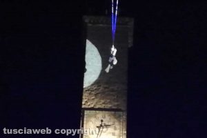 Viterbo - La befana "atterra" a piazza del comune