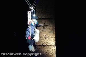 Viterbo - La befana "atterra" a piazza del comune