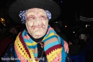 Viterbo - La befana "atterra" a piazza del comune