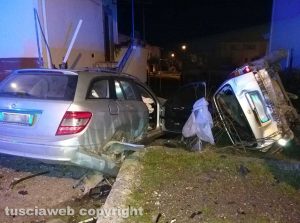 Montefiascone – Auto finisce fuori strada e si sfracella contro due macchine 