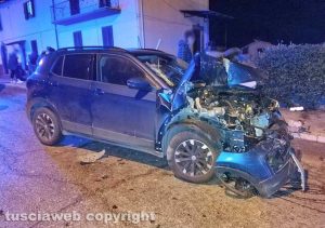 Montefiascone – Auto finisce fuori strada e si sfracella contro due macchine 