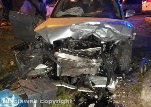 Montefiascone – Auto finisce fuori strada e si sfracella contro due macchine 